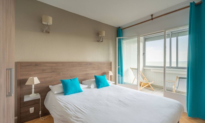 Royan Apartment | Holiday Apartment "Mer Beau Rivage" near Beach with Private Terrace & Wi-Fi