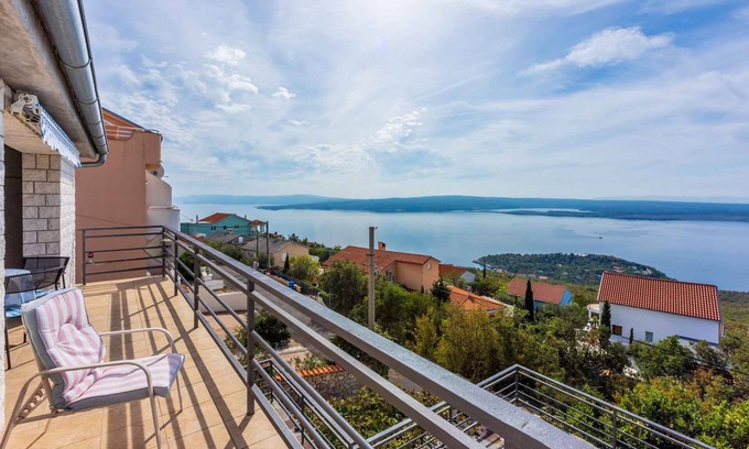 Klanfari Apartment | Seaside Retreat: Pet-Friendly Apartment with Ocean Views