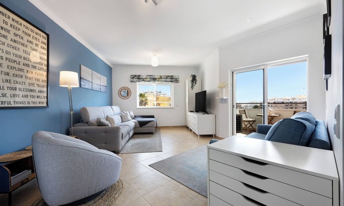 Funchal Apartment | Cozy Morning View Terrace: Sea Views & Shared Pool Access
