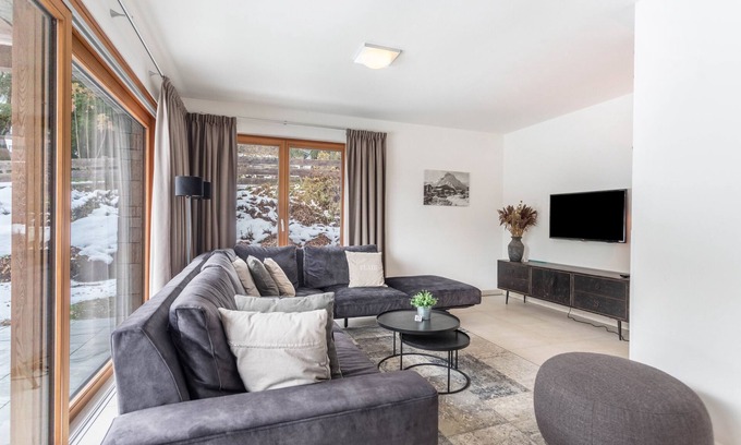 Rain Apartment | Inviting Mountain Lodge Apartment with Scenic Views & Wi-Fi