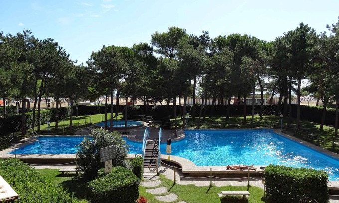 Lignano Sabbiadoro Apartment | Oceanfront Holiday Apartment with Air Conditioning & Pool