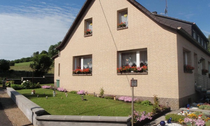 Niederehe House | Cozy Holiday Apartment Niederehe for Families and Groups