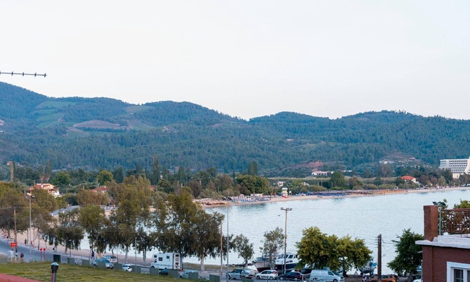Neos Marmaras Apartment | Spacious Holiday Apartment Paradisos with Ocean Views