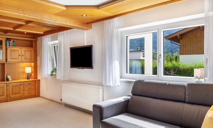Leogang Apartment | Holiday Apartment "Pfeffer" with Mountain View and Wi-Fi