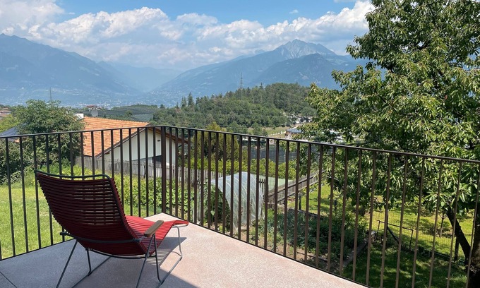 Vollan Apartment | Holiday Apartment 'Plattwies' with Mountain View, Private Terrace and Wi-Fi