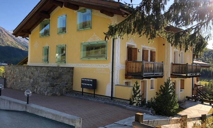 Pontresina Apartment | Cozy Pontresina Apartment for 2 with Breakfast & Kitchen