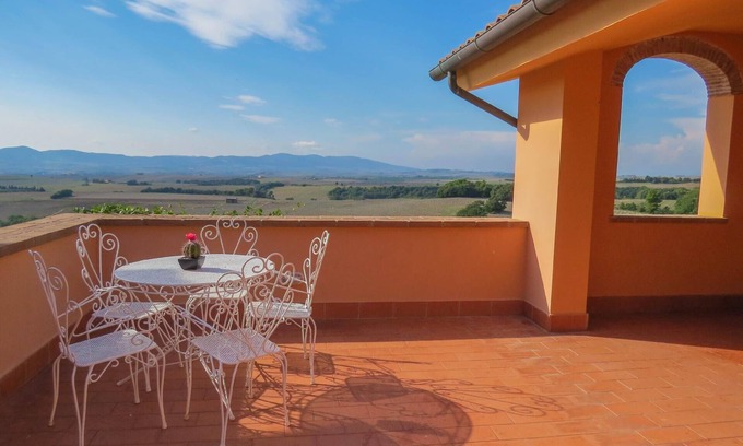 Pomaia Apartment | Family-Friendly Holiday Apartment Pomaia with Pool & Kitchen