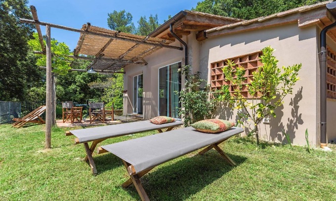Pomaia House | Cozy Holiday Apartment Pomaia for Families with Kitchen