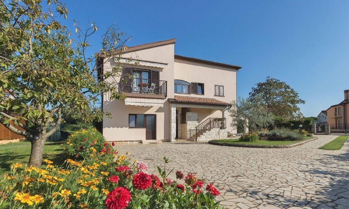 Valbandon Apartment | Spacious Holiday Apartment in Pula for Up to 8 Guests