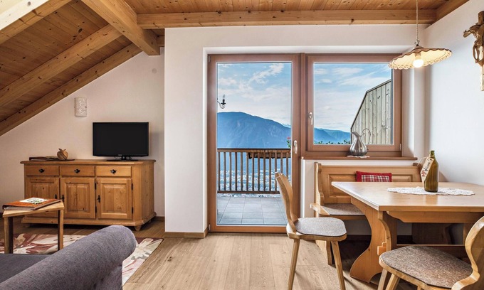 San Genesio Atesino Apartment | Scenic View Apartment "Rosengarten - Wernerhof" with Wi-Fi