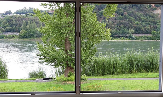 Neuendorf Apartment | Cozy Rheinblick Wohnung 3: Pet Friendly Ocean View Retreat