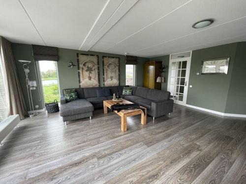 Makkum Apartment | Inviting Holiday Apartment Rietzanger for 10 Guests