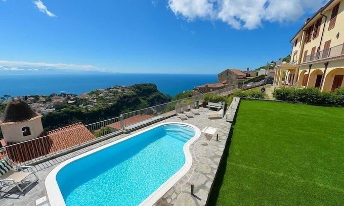 Scala Apartment | Cozy Holiday Apartment Scala for 2-4 with Pool & Kitchen