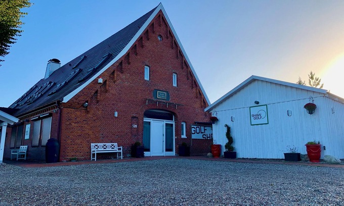 Altenholz-Klausdorf Apartment | Holiday Apartment "The Shaw House" with Shared Heated Pool, Shared Terrace & Wi-Fi
