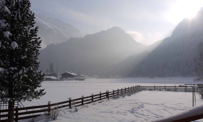 Huben Apartment | Cozy Tyrolean Room with Tiled Stove & Spa Amenities