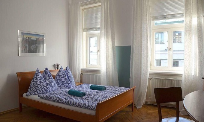 Himmelpfortgrund Apartment | Spacious Holiday Apartment in Vienna for Up to 10 Guests