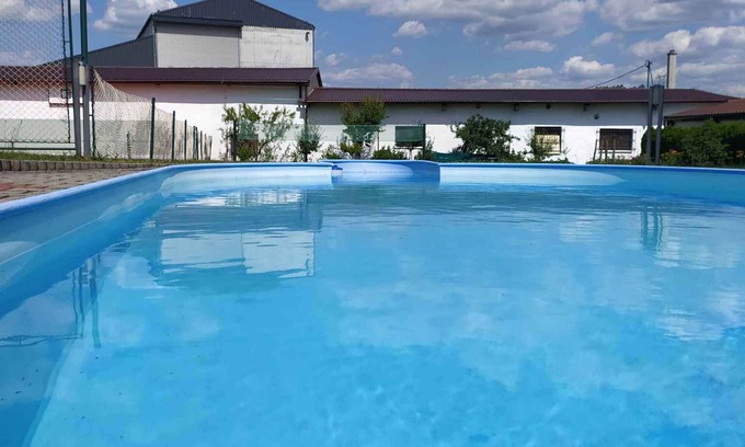 Sec Apartment | Cozy Holiday Apartment with Wifi, Garden & Tennis Court