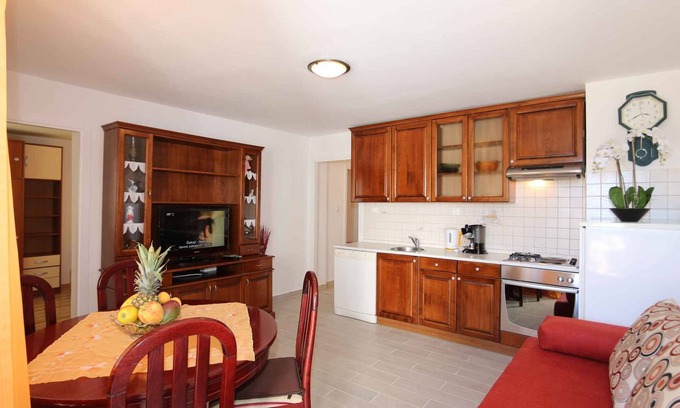 Polje Apartment | Cozy Holiday Apartment with Ocean View and Air Conditioning