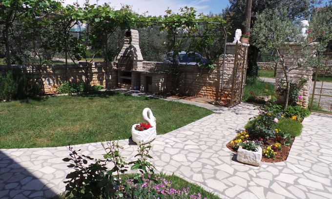 Fazana Apartment | Garden Barbecue Retreat with Oceanfront Views & Spa