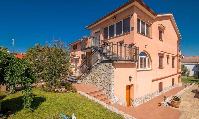 Porat Apartment | Cozy Holiday Apartment with Balcony and Scenic Views