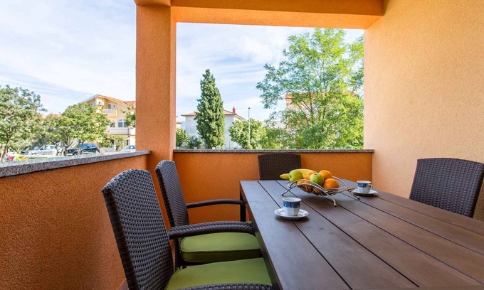 Silo Apartment | Air-Conditioned Holiday Apartment with Lake View & Spa