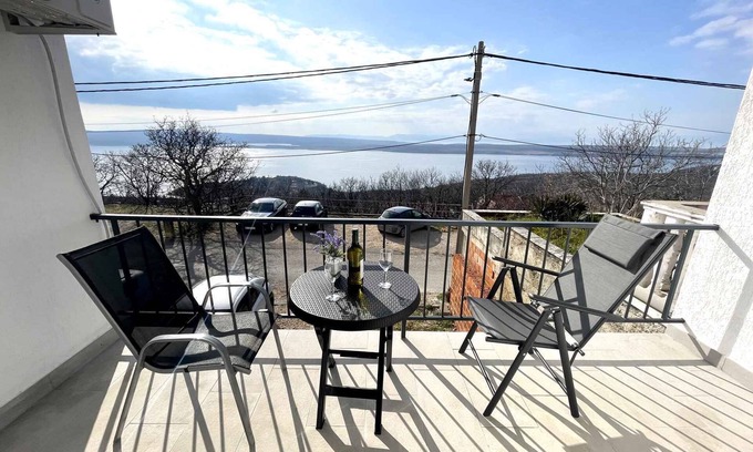 Klanfari Apartment | Cozy Apartment with Air Conditioning and Ocean Views