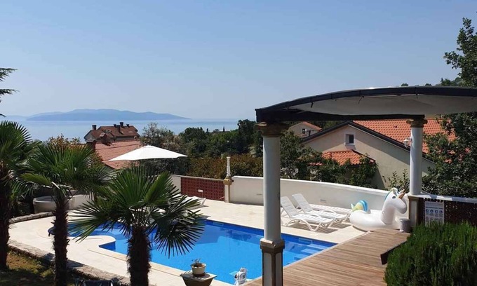 Mihotici Apartment | Modern Holiday Apartment with Pool and Oceanfront Views