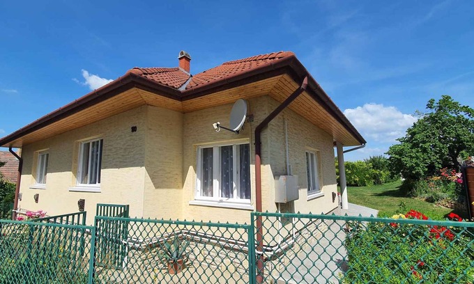 Zamardi Apartment | Pet-Friendly Holiday Apartment with Grill & Lake View