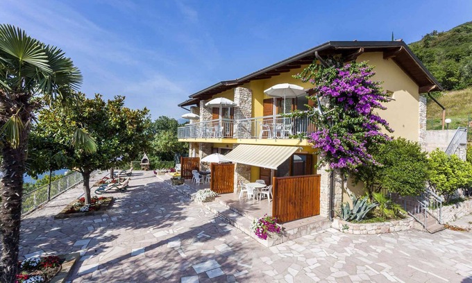 Assenza Apartment | Cozy Holiday Apartment Residence Taki with Private Pool