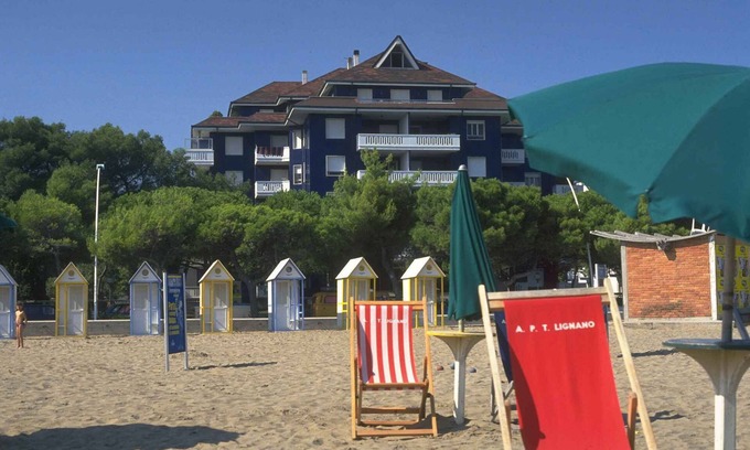 Lignano Sabbiadoro Apartment | Inviting Holiday Apartment with Air Conditioning & Lake View