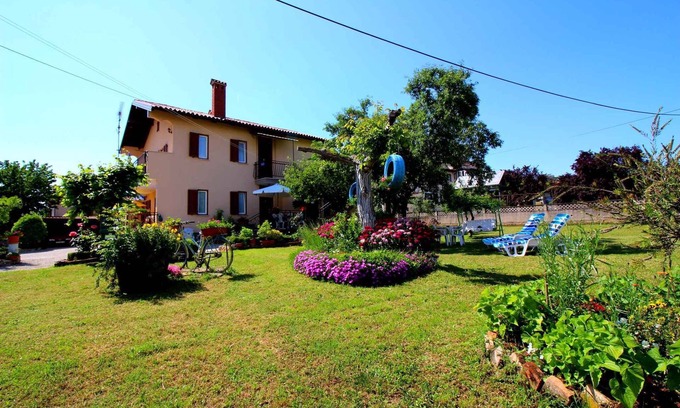 Vrvari Apartment | Relaxing Holiday Apartment with Expansive Garden Retreat