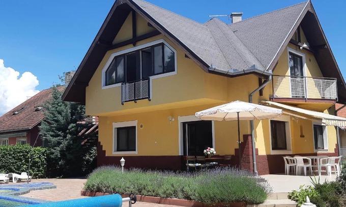 Zamardi House | Inviting Holiday Apartment in Zamárdi for Up to 9 Guests