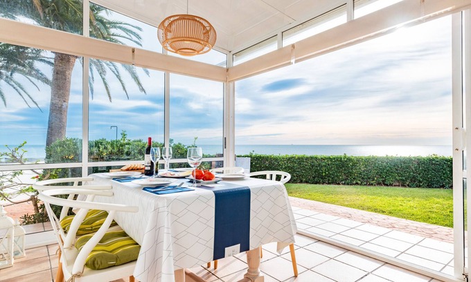Vinaros House | Beachside Holiday Casa Vesalia with Garden & Wi-Fi Access