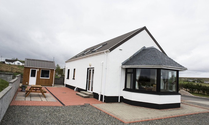 Isle of Lewis Cottage | Cozy Holiday Cottage on Isle of Lewis with Spa & Hot Tub