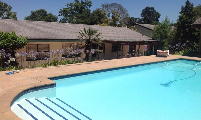 Stellenbosch Villa | Inviting Holiday Cottage with Private Pool & Ocean Views
