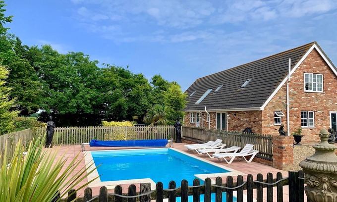 Louth Cottage | Cozy Holiday Cottages with Pool for Family Getaways