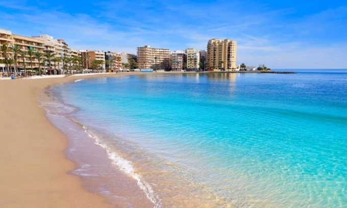 San Miguel de Salinas House | Holiday Home in San Miguel de Salinas with Private Terrace