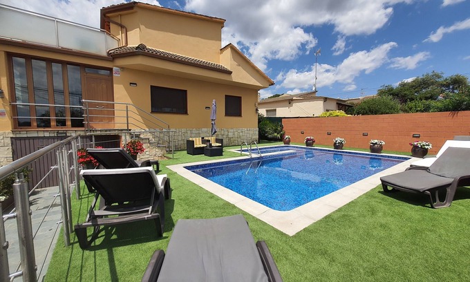 La Torre de Claramunt Cottage | Perfect Getaway: Raco de Lis Holiday Home with Ocean Views