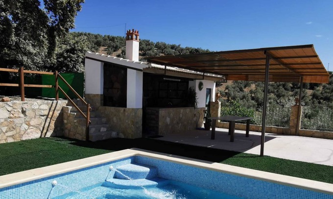 Villanueva de Algaidas House | Holiday Home 'La Pedriza Para 2' with Mountain View, Shared Pool and Wi-Fi