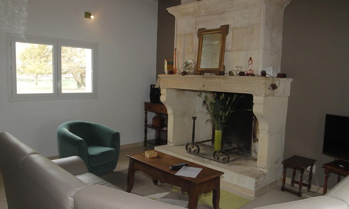 Arles Cottage | Cozy Vineyard Farmhouse Retreat in the Heart of Camargue