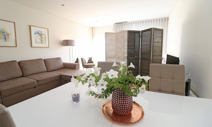 Gemeses Apartment | Weekend Getaway at Holiday Flat with Ocean View & Pool