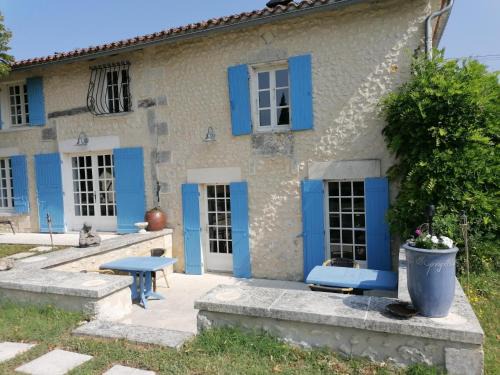 Lusignac House | Elegant Holiday Home with Pool in Lusignac for Families