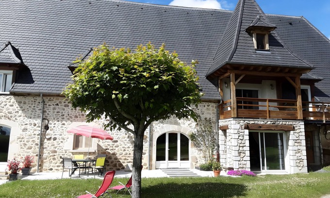 Saint-Mamet-la-Salvetat House | Holiday Home 'Gîte Le Rosier' with Wi-Fi