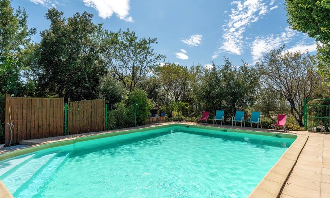 Saint-Pierre-de-Vassols House | Holiday Home 'Chalet Atypique' with Mountain View, Shared Pool and Private Terrace
