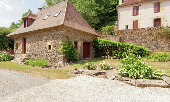 Saint-Medard-d'Excideuil House | Idyllic Holiday Home by the River with Pool & Pet-Friendly