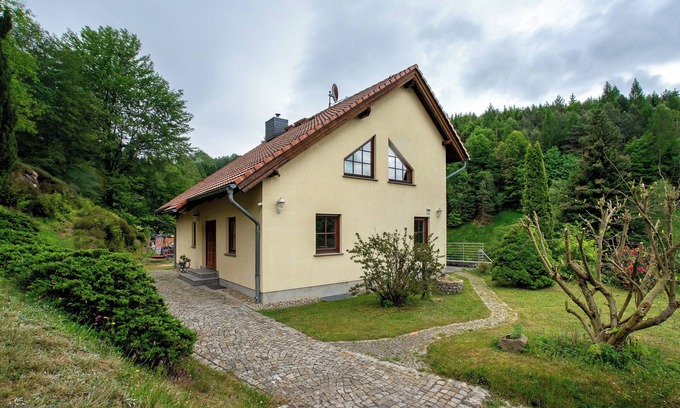 Luckendorf House | Cozy Holiday Home 'zum Zaunkönig' with Garden & Wi-Fi