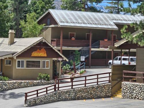Stonegate Hotel | Inviting Holiday Haus: Family-Friendly with Great Amenities