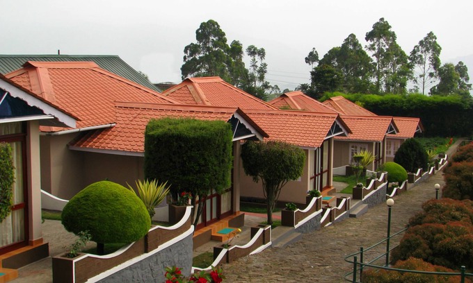 Chinnakanal Hotel | Cozy Retreat at Holiday Heaven Munnar with Family Amenities