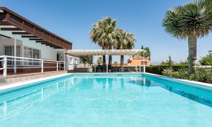 Alhaurin de la Torre House | Holiday Home 'Villa Paula Los Manantiales' with Mountain View, Wi-Fi and Air Conditioning