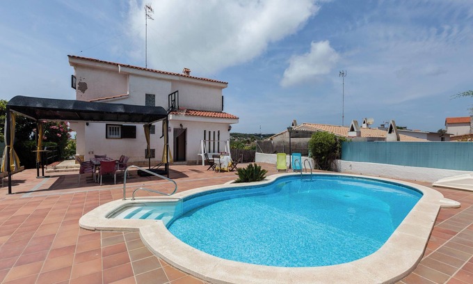 Vilanova I la Geltru House | Villa Lilia: Oceanfront Retreat with Private Pool & Wi-Fi